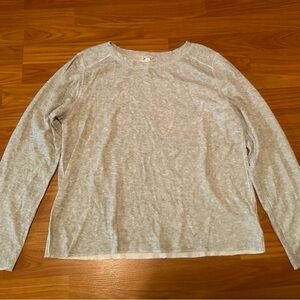 Like New Gray Gap long sleeve top. Size L